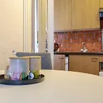Apartment 5-mins Walk To Main Station - Center *
