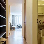 5-mins Walk To Main Station - Center Apartment