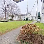 Charming Apartment 15 Mins From City Life