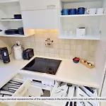 Convenient 2Br Stay With Easy Transport