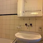 Centrally Located Nearby - Cross 8 Apartment *