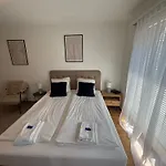 Studio City Center - Crown 13