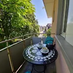 Designer Apt, 2 Balconies, 10Min To Main Station