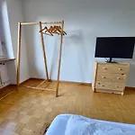 Designer Apt, 2 Balconies, 10Min To Main Station