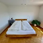 Designer Apt, 2 Balconies, 10min To Main Station Apartment *