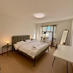 Simple And Warm On Koeschenruetistrasse Apartment