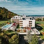 What are the best hotels near Lake Zurich?