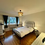 Cozy With Balcony In Apartment *