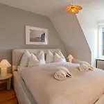 Vertical Suite Modern 3 Bedroom Apartment Near Central Station