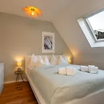 Vertical Suite Modern 3 Bedroom Apartment Near Central Station