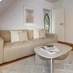 Vertical Suite Modern 3 Bedroom Apartment Near Central Station