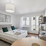 Chic Central Studio - Modern - Crown 27