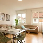 Spacious Flat With Game & Pool Table *