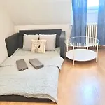 Zurich Hb Station Studio, Leon