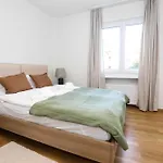 New City Center Apt With Private Entry & Parking