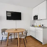Chic Central Studio - Modern - Crown 27