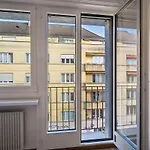 Chic Central Studio - Modern - Crown 27