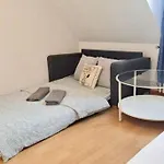 Zurich Hb Station Studio, Leon