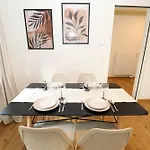 New City Center Apt With Private Entry & Parking