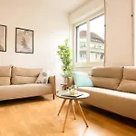 Apartment Spacious Flat With Game & Pool Table *