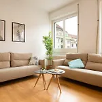 Spacious Flat With Game & Pool Table *