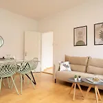 Spacious Flat With Game & Pool Table Apartment *