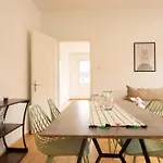 Spacious Flat With Game & Pool Table Apartment