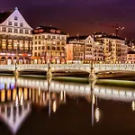 Zurich Hb Station Studio, Leon