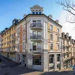 Zurich Hb Station Studio, Leon