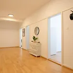 Spacious Flat With Game & Pool Table Zurich