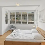 Amazing 2 Bedroom Flat: Specious And Central