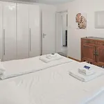 2 Bedroom Apartment Near Lake And City Centre - D5