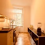 Elegant Apartment In Seefeld - Walk To Lake & City