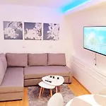 Quiet City Apartment Near Lake & Opera