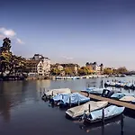 Lake Side Location Bellevue Apartment *