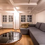 Lake Side Location Bellevue Apartment