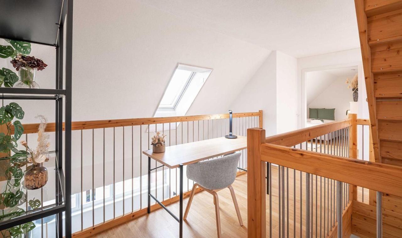 Modern 3bdr Duplex With Skyroof In Trendy West *