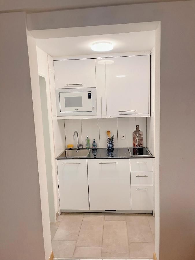 Center En-suite Budget Self Check In, Eth Hb Apartment