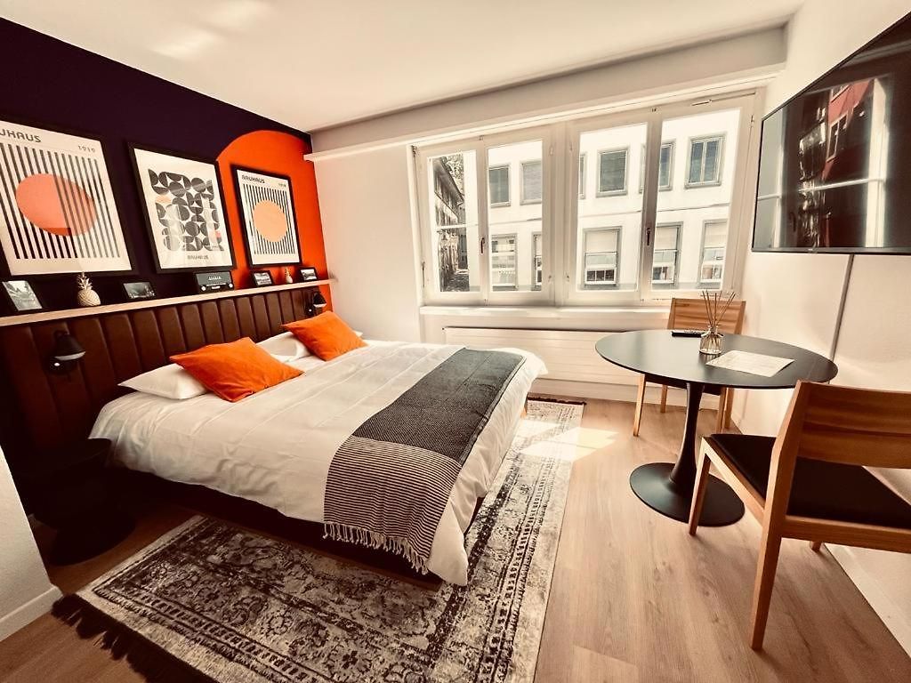 Cozy Unit 11 In Center Of *