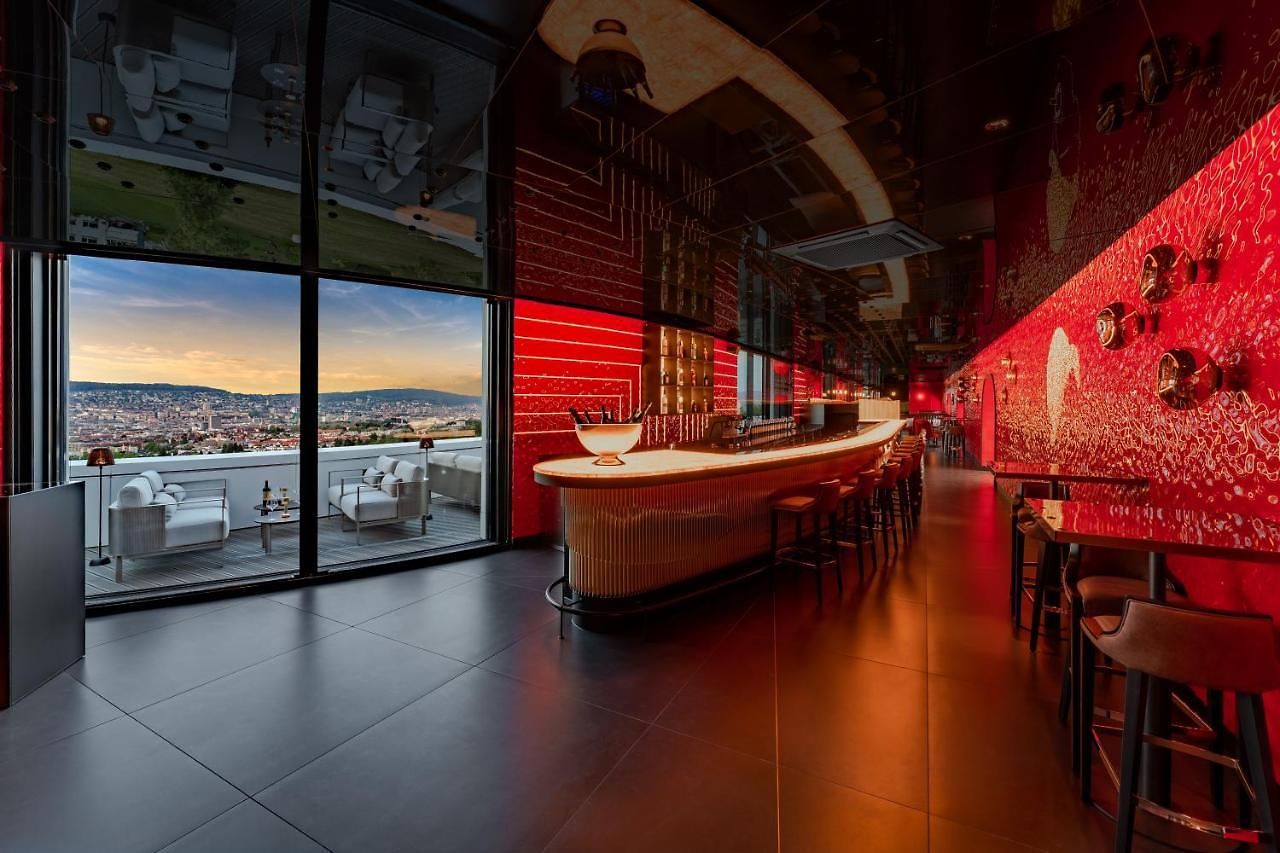 Superior East Wing By Five 4*