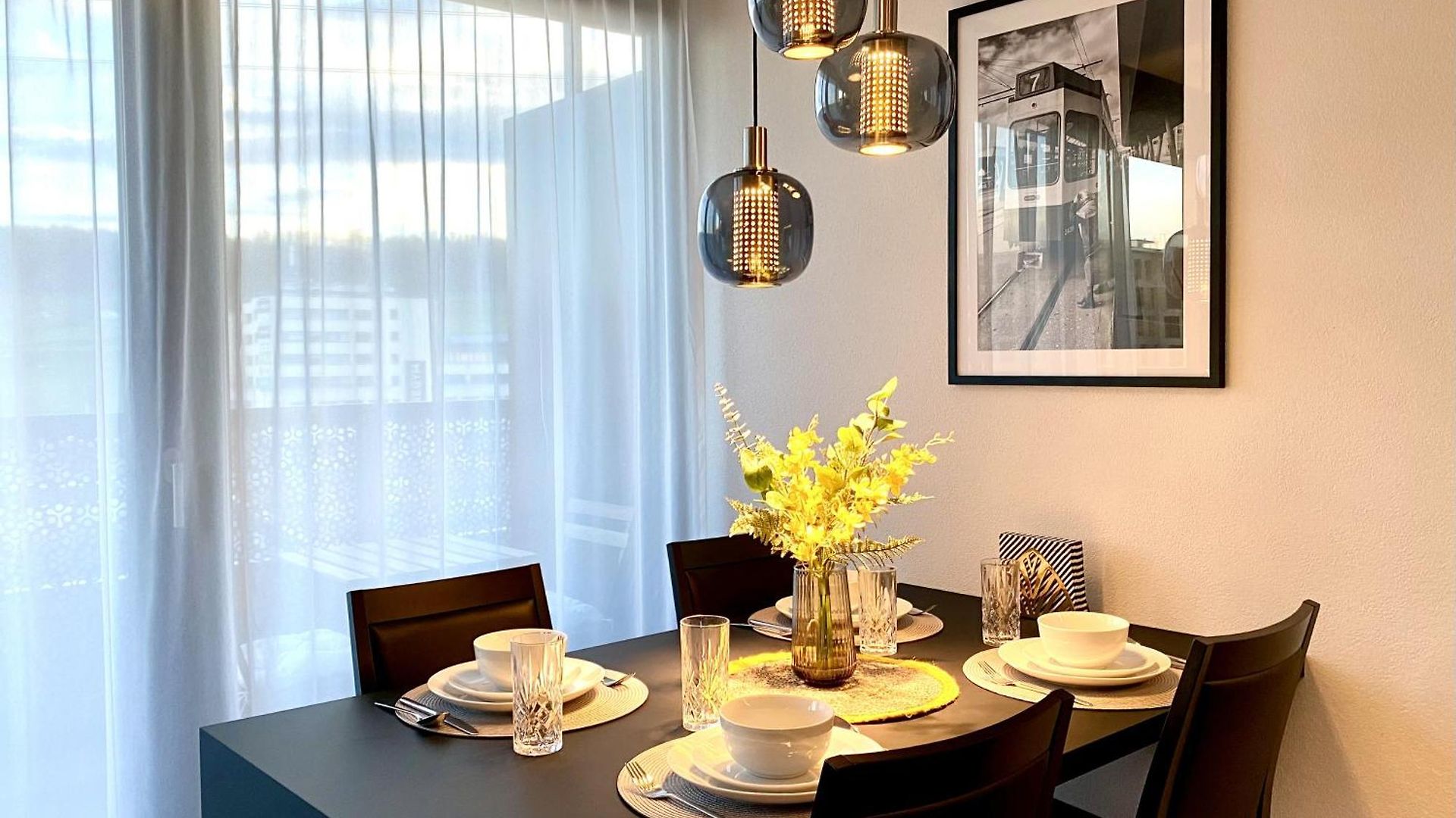 Glad Spot: - - Design - Netflix Apartment *