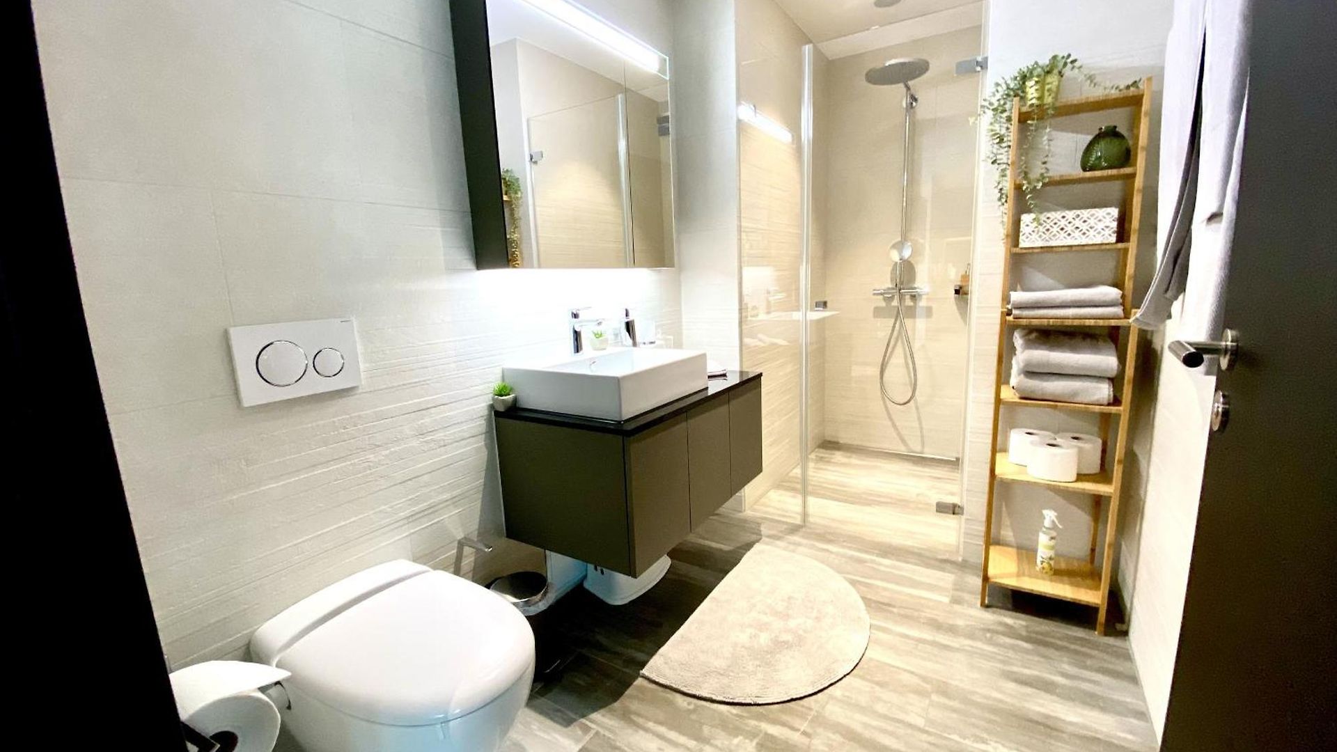 Glad Spot: - - Design - Netflix Apartment *