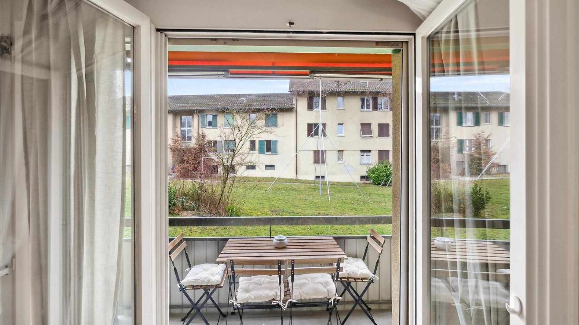 Cozy 2 Bedroom In Apartment *