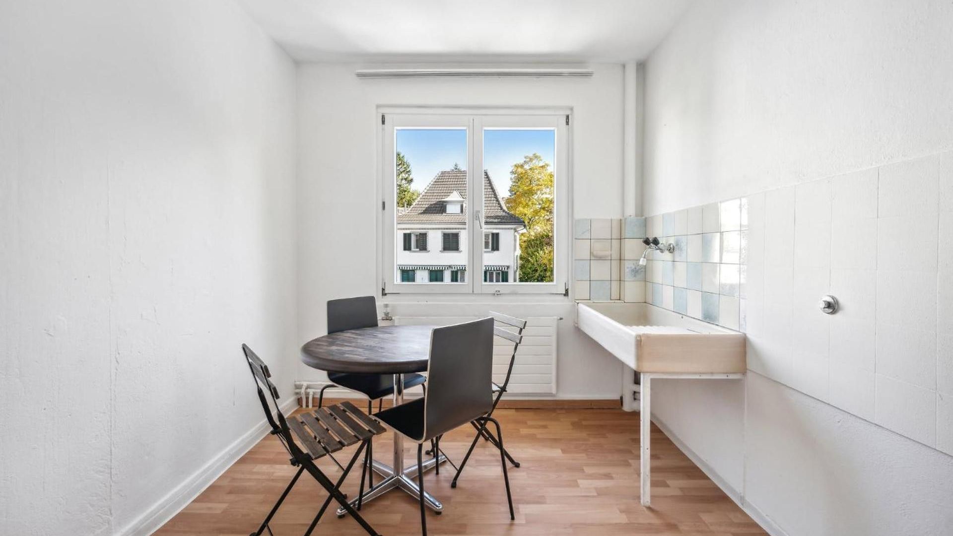 Homey Comfort In Oerlikon Apartment