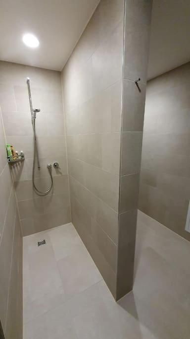 Wollishofen Station 2 Bedroom Luxury * Zurich