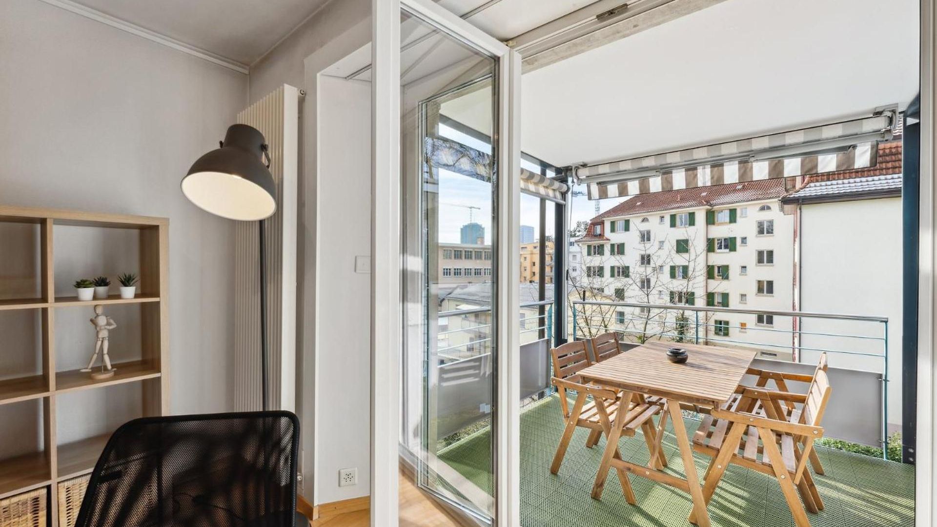 Comfortable In Oerlikon 20 Minutes Away From Airport Apartment