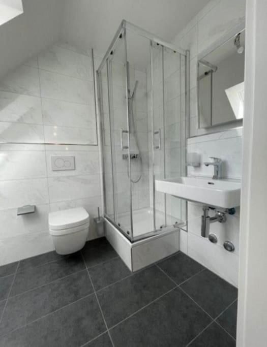 Apartment Premium Penthouse - Ac, Laundry, Balcony, Parking *
