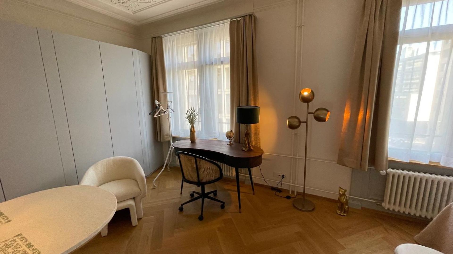 Exclusive Next To Main Station Apartment *
