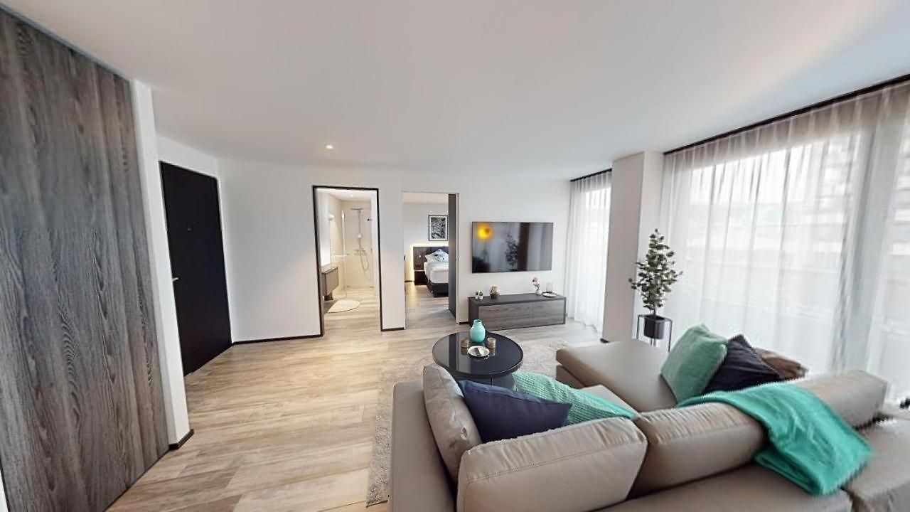 Spacious 1 Bedroom With Balcony *
