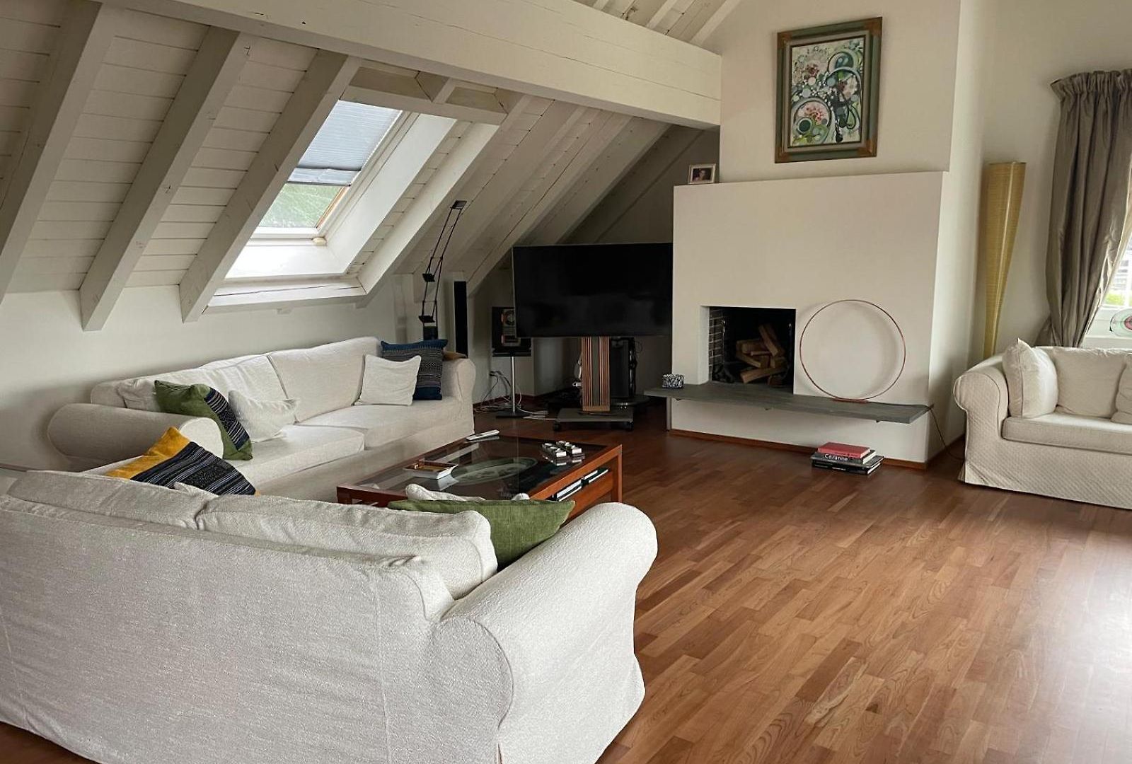 Spacious And Stylish In Apartment